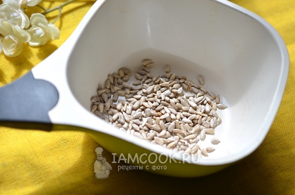 Насыпать семечки в кастрюлю