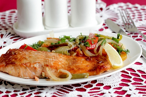 Форель запеченная с овощами