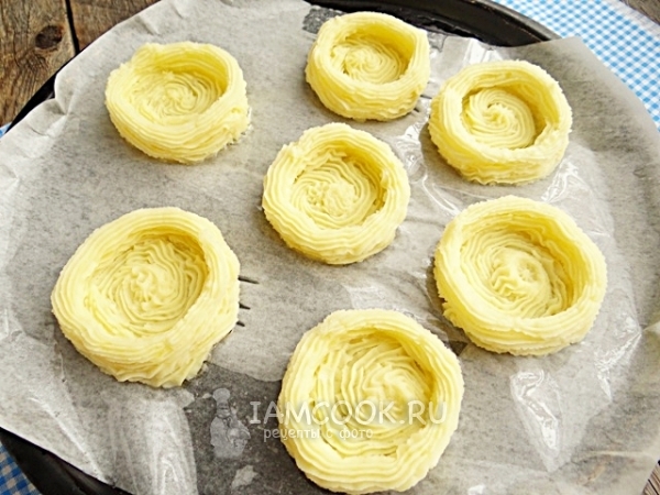 Выложить из картофеля гнезда