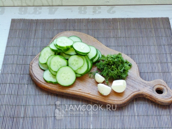 Порезать огурцы и зелень