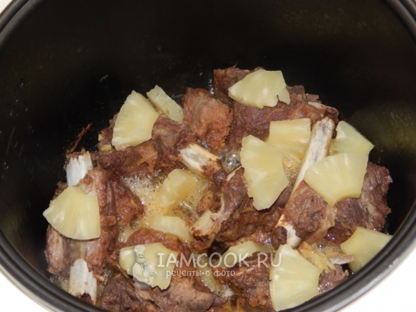 Положить ананас