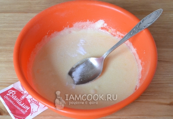 Растереть яйца с сахаром