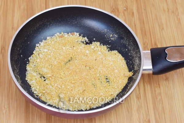 Обжарить панировочные сухари