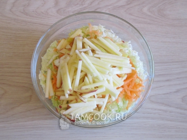 Положить яблоки