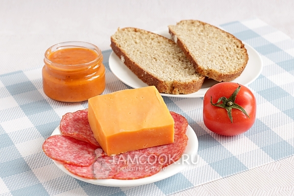 Ингредиенты для горячих бутербродов с колбасой