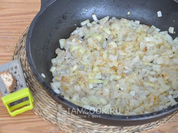 Обжарить лук