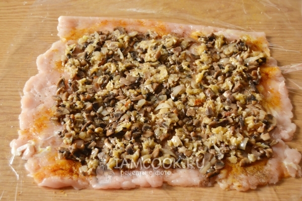 Выложить на грудку начинку