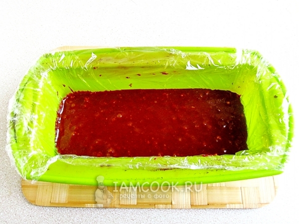 Перелить шоколадную массу в форму