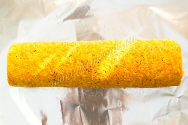 Фото морковного рулета на фольге