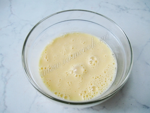 Яйца со сметаной и солью