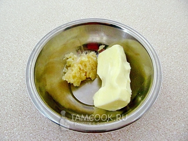 Смешать чеснок и масло