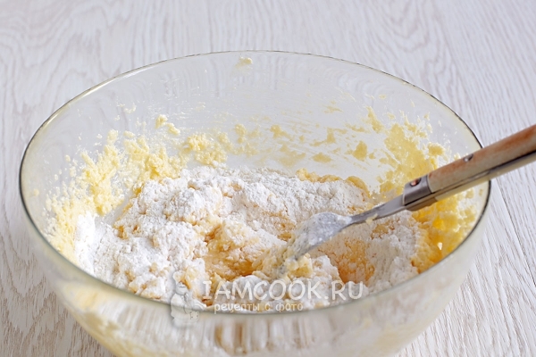 Насыпаем муку и замешиваем тесто