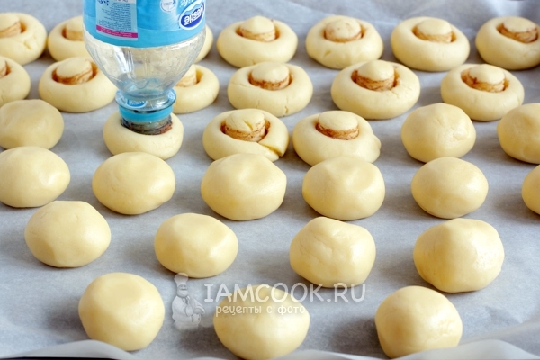 Сделать из теста грибочки