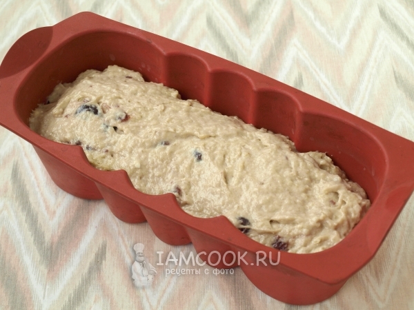 Переложить тесто в форму