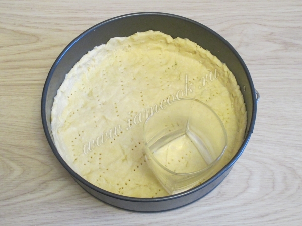 Распределить тесто по дну