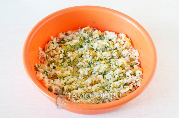 Смешать рис, поджарку и зелень