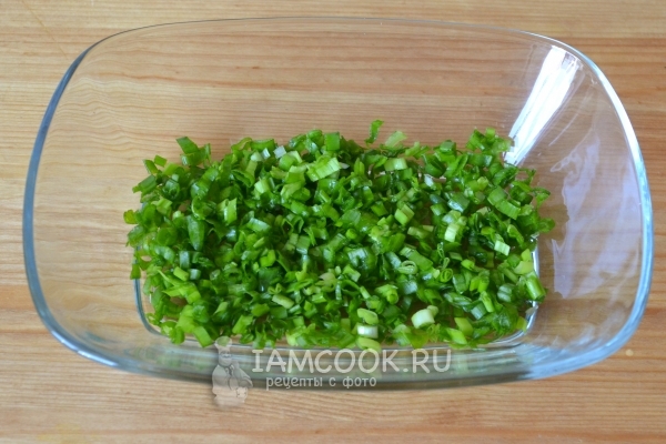 Положить слой зеленого лука