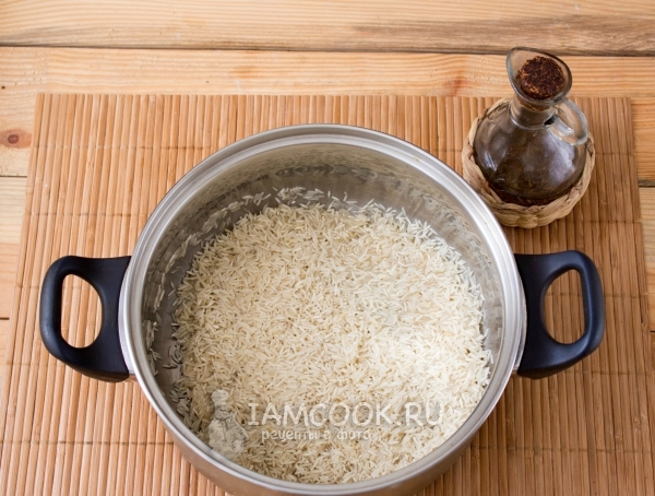 Всыпать в кастрюлю рис