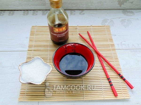 Смешать сахар и Вустерский соус