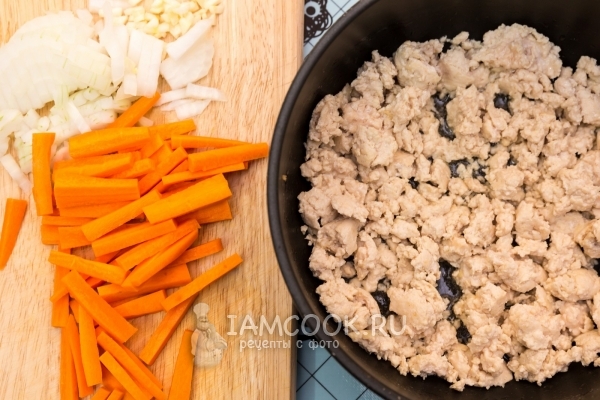 Порезать лук и морковь и обжарить фарш