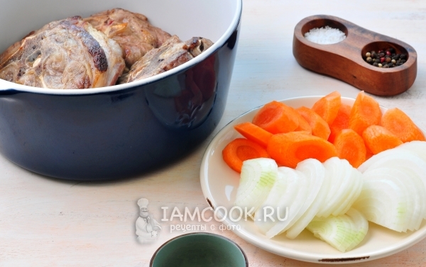 Нарезать лук и морковь