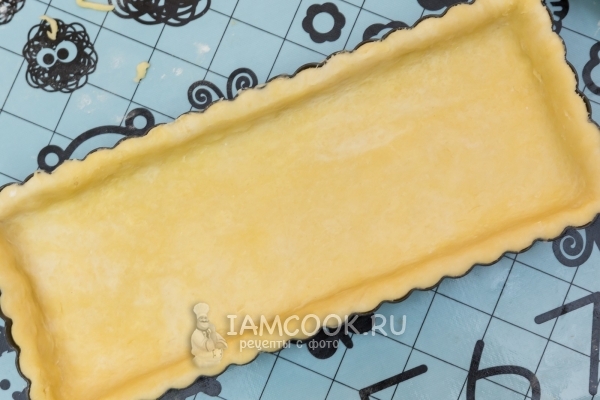 Положить тесто в форму