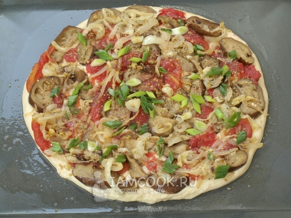 Выложить помидоры и лук