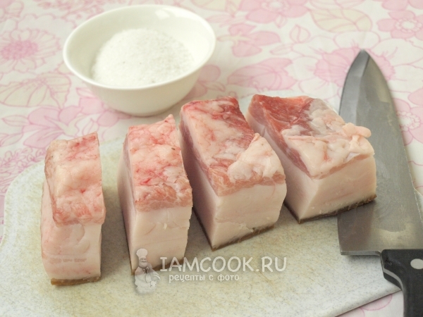 Порезать сало на куски