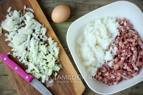 Смешать фарш и с рисом и порезать лук