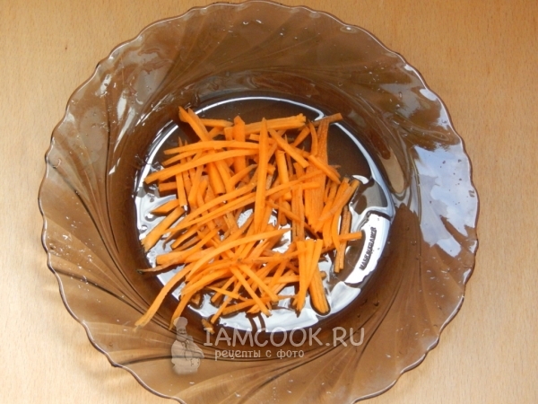 Натереть морковь