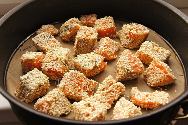 Запекаем кусочки форели