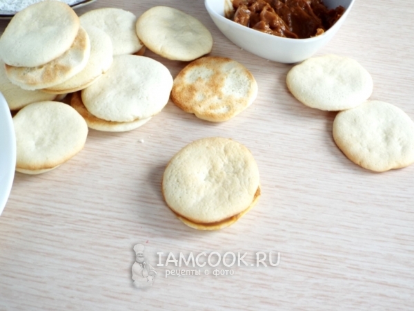 Накрыть сгущенку вторым кружком печенья