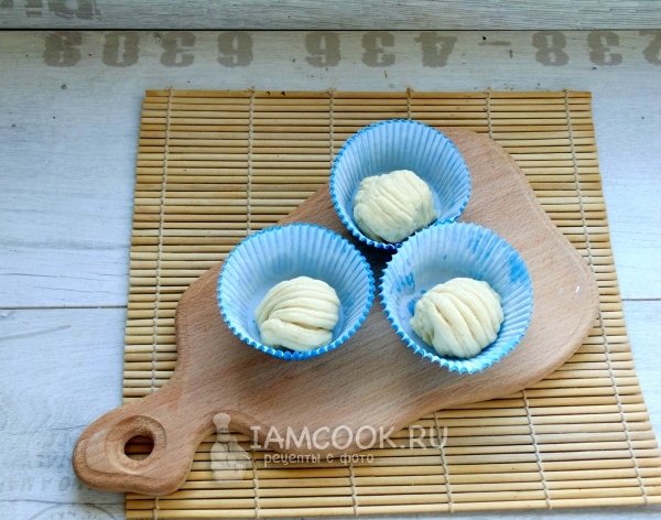 Уложить булочки в формочки