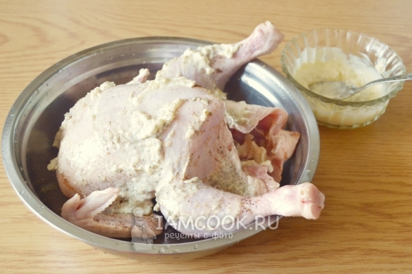 Натереть курицу специями с майонезом