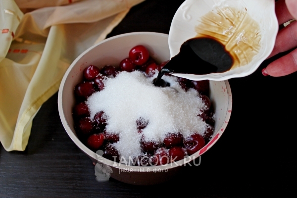 Смешать вишню с сахаром и бальзамическим уксусом