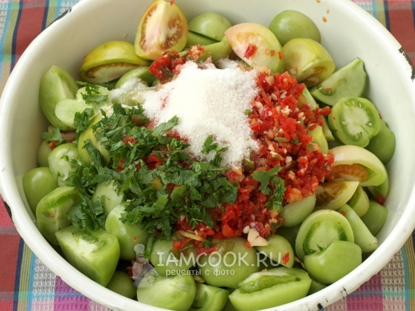 Смешать помидоры с зеленью, сахаром, солью и перечной смесью