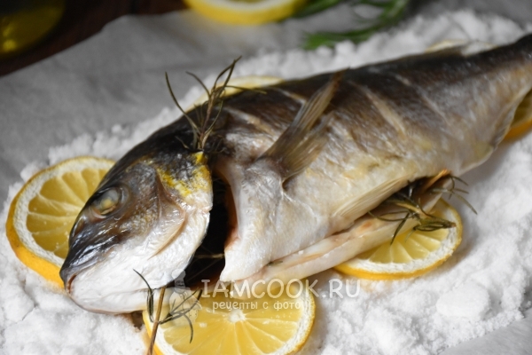 Фото дорадо на подушке из соли и лимонов