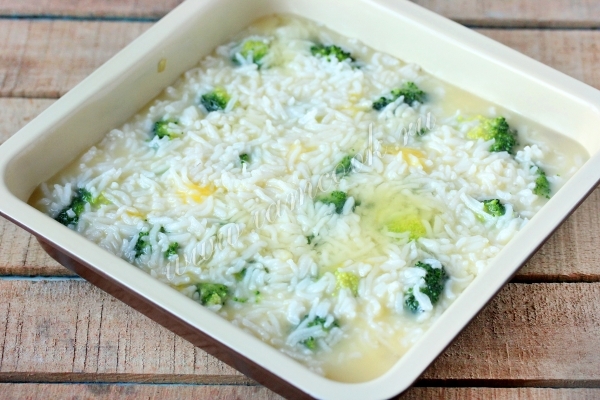 Залить яично-молочной смесью