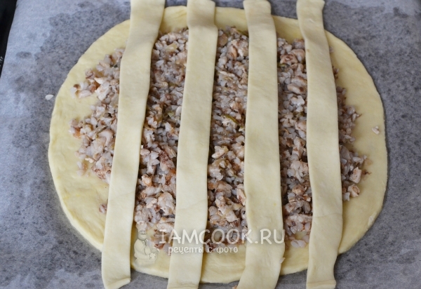 Выложить полоски теста