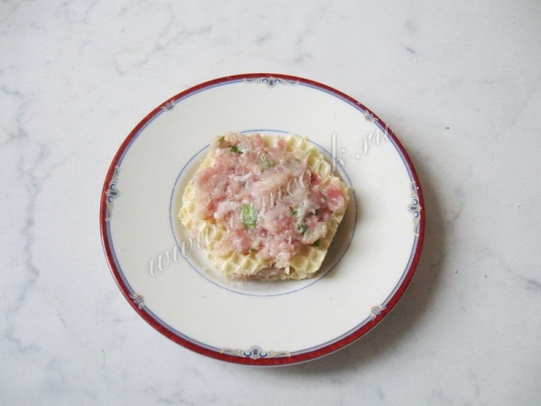 Выложить второй слой фарша