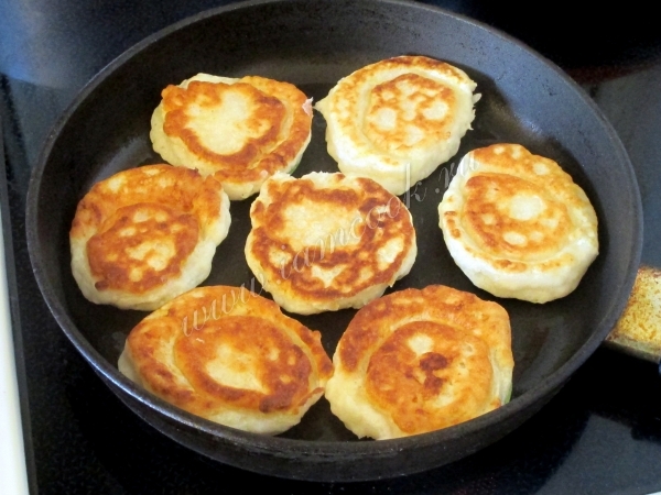 Обжарка оладьев на другой стороне