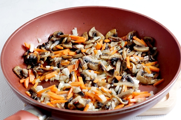 Обжарка грибов с луком