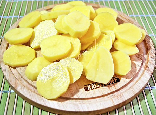 Очищенная нарезанная картошка
