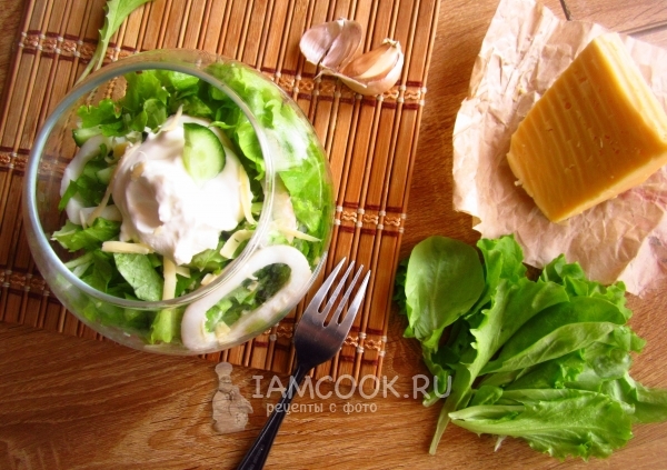 Фото салата с кальмаром и зеленью