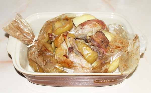 Утка запеченная в рукаве с яблоками