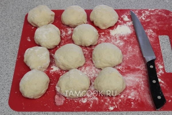 Скатать из теста колобки