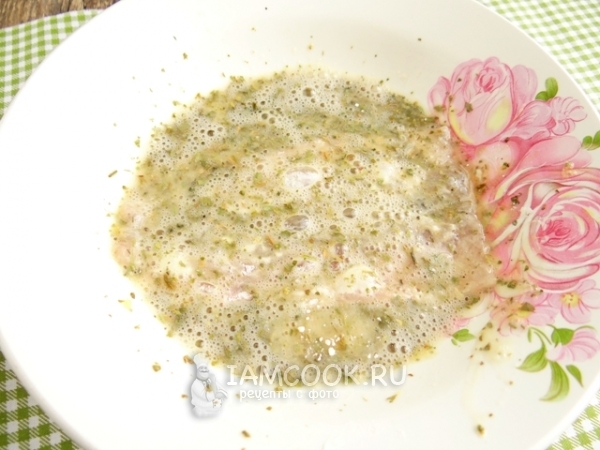 Обмакнуть рыбу в яичную смесь