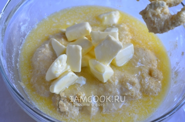 Положить масло в тесто