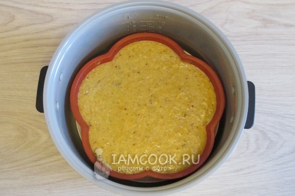 Перелить тесто в форму