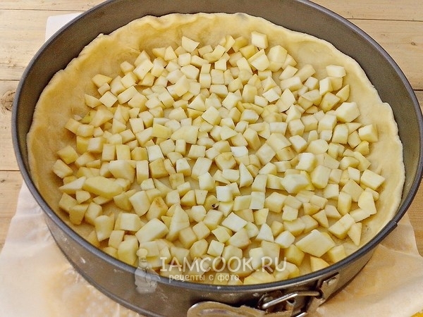 Выложить на тесто яблоки